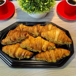 Croissante cu fistic și zmeură